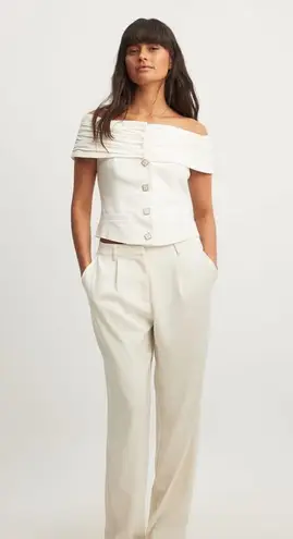 NA-KD Linen Blend Off-Shoulder White Buttoned Top