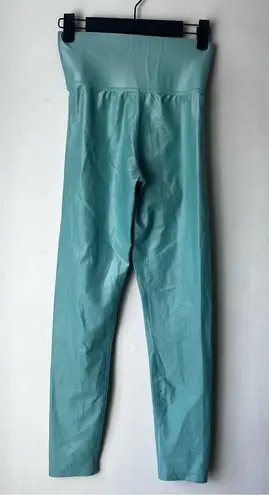 Carbon 38 Action Bra 2.0 in Takara Shine & High Rise 7/8 Leggings in Wasabi S