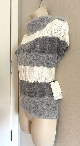 Melrose and Market NWT  mock turtle neck short sleeved sweater. Sz M