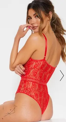 Pretty Little Thing RED LACE CUPPED STRIPE LACE BODY - Image 4