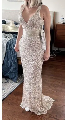 Mac Duggal Sequined Sleeveless V Neck Column Gown in Nude Gold Size US 2