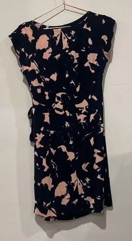 A pea in the pod Taylor for  navy and pink maternity side tie dress. Size M.