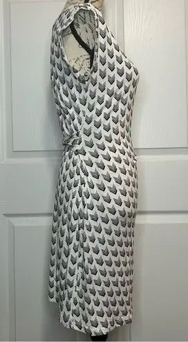 Elegant Black and White Patterned Dress Size undefined