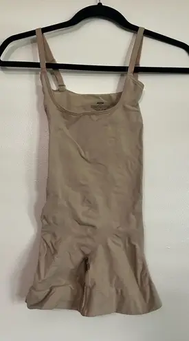 SKIMS Sculpting Bodysuit in Beige - Size Large