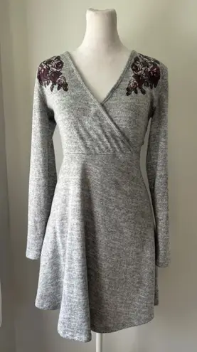 Ultra Flirt Light Gray Floral Print V-Neck Long Sleeve Knee Length Sweater Dress