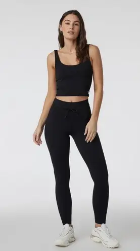 Vuori  Black Daily Crop Tank M