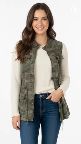 Me Jane zippered camouflage vest size small