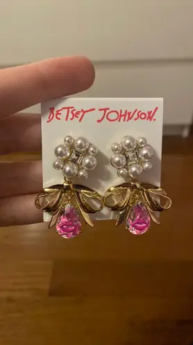 Betsey Johnson NWT  gold tone bow pearl drop earrings with little pink lips