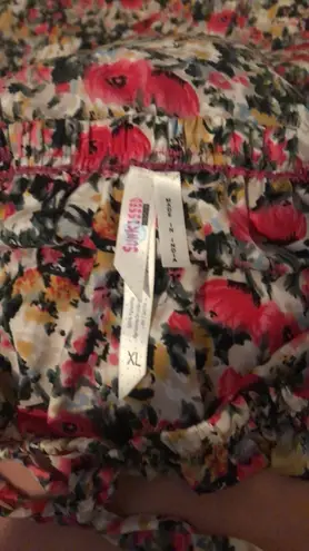 Super cute floral romper. Multi Size XL