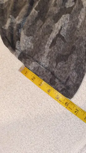 Duluth Trading shirt gray camo print 3/4” sleeves tunic length round neck Sz Sma