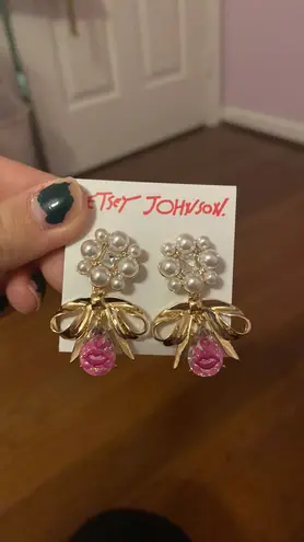 Betsey Johnson NWT  gold tone bow pearl drop earrings with little pink lips