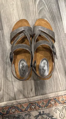 Sofft wedge silver cork candles Size 8