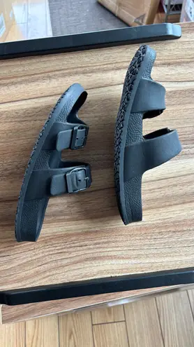 Comfortable recovery style slip on flip flop sandals Black Size 6