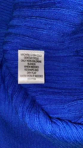 kim rogers sweater crewneck long sleeve fitted slightly at waist size large