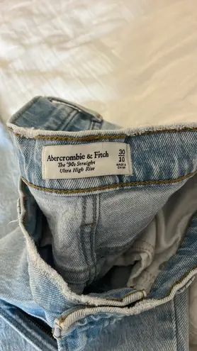 Abercrombie & Fitch The 90s Straight Ultra High Rise Jean