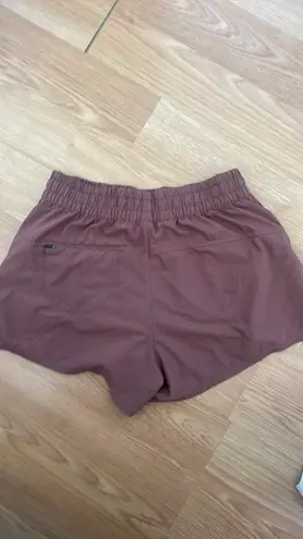 Vuori  Shorts Women’s Medium - Image 3