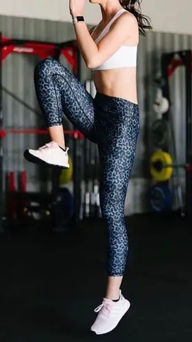 Zyia Stone Leopard Scrunchy Light n Luxe 7/8 24” Leggings 8-10
