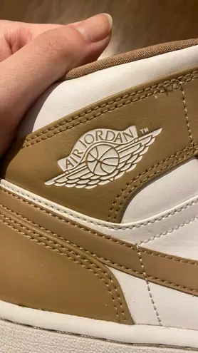 Air Jordans 1 mid “tan gum”