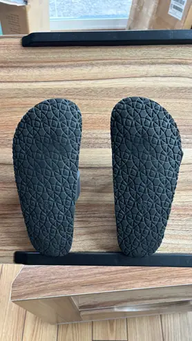 Comfortable recovery style slip on flip flop sandals Black Size 6