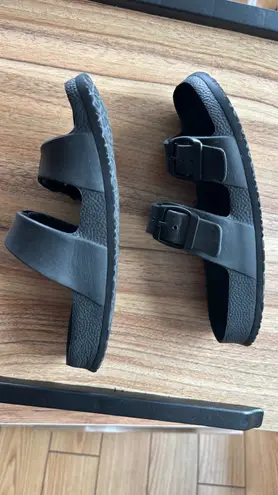 Comfortable recovery style slip on flip flop sandals Black Size 6