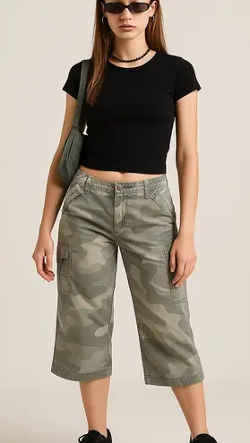 Natural Reflections Camo Cargo Crop Pants Women’s Size 8 – Y2K Utility Style