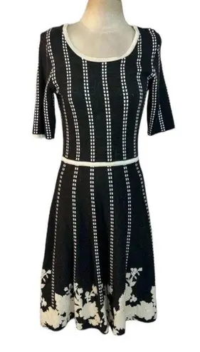 Gabby Skye NWT Knit Gray & White dress with flows at the bottom hem size large