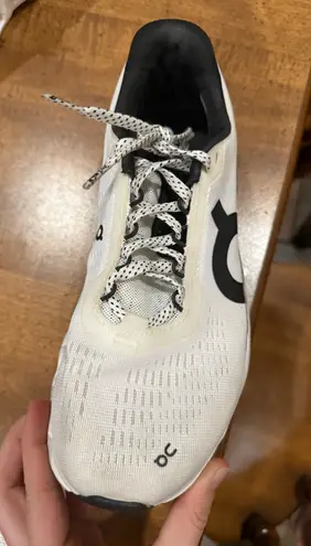 on cloud Running Shoes