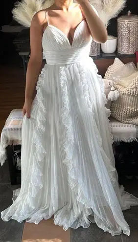 Mac Duggal Pleated Sleeveless Flowy Gown in White Size US 4