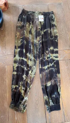 NWT Mijo by Michelle Jonas Silk Green Camo Joggers Size Small
