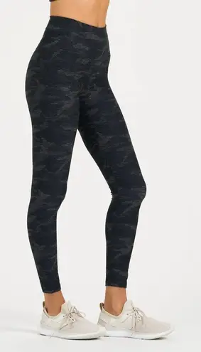 Vuori Clean Elevation 7/8 Pocket Leggings Black Camo Size Large