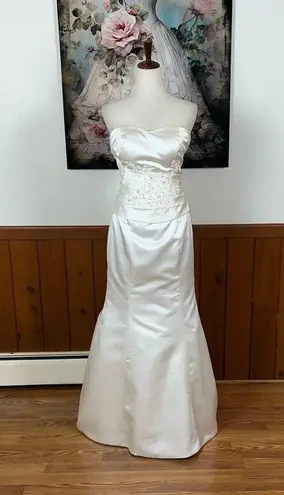 None Beautiful New Boutique Wedding Gown from the U.K.