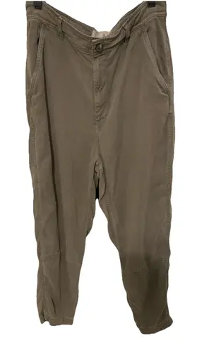 Everlane  The Chino in Green  Women's 10 Tan Curved Barrel Leg 100% Tencel