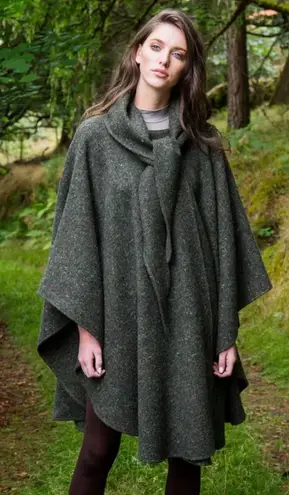 Hourihan by Jimmy Hourihan of Dublin Hooded Celtic Cape Made in Ireland Green Size undefined - Image 2