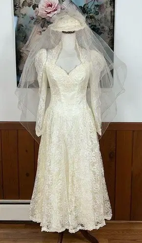 Elegant Vintage 1980s Ivory Lace Tea Length Wedding Gown & Hat Veil! Size 8