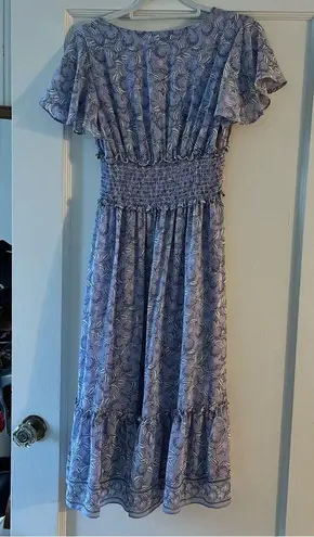 Max Studio  Periwrinkle Floral Print Chiffon Flutter Sleeve V Neck  MIDI Dress XS - Image 7
