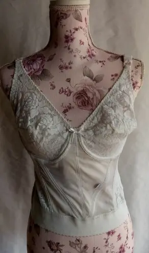 Dayan's 38C Form Fitter Underwire Torso Shaper White Bra Size undefined - Image 1