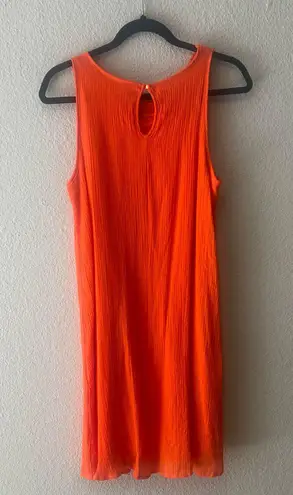 Naïf Bright Orange Sleeveless Dress – Made in Vietnam Flowy and fresh sleeveless dress in a vibrant orange tone.