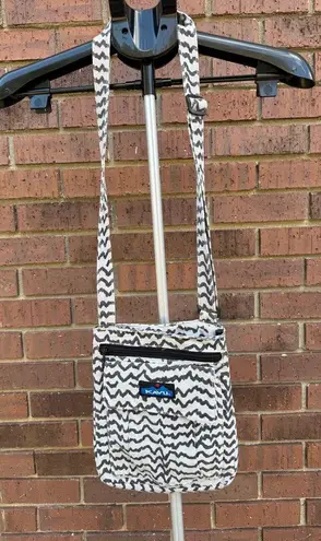 KAVU Keeper Crossbody Bag Purse Canvas Cream Black Zigzag Pattern Brown Lining