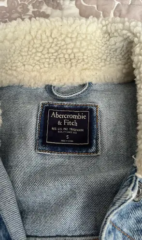 Abercrombie & Fitch Abercrombie Cropped Trucker Jacket Sherpa Collar Medium Wash