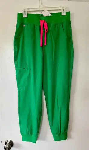 FIGS Women’s Safety Green Jogger Scrub Set