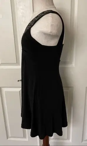 Soprano  Black sleeveless dress with embellished V neck