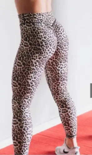 Zyia Active Wear Leopard Print Scrunch Butt 7/8 legging Size 4