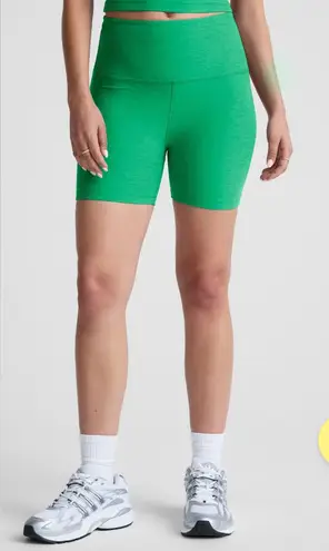 Beyond Yoga Women’s Green Grass Heather Spacedye Keep Pace 5" Shorts Medium