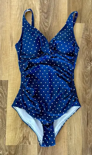 Nip Tuck Swim Women’s Cup Navy Polka Dot One Piece Swimsuit Size 6 Ruche EUC Blue