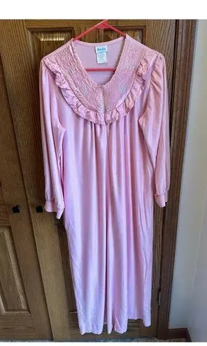 Vintage Movie Star Pink House Coat Robe Size Medium Ruffled Flower Embroidered