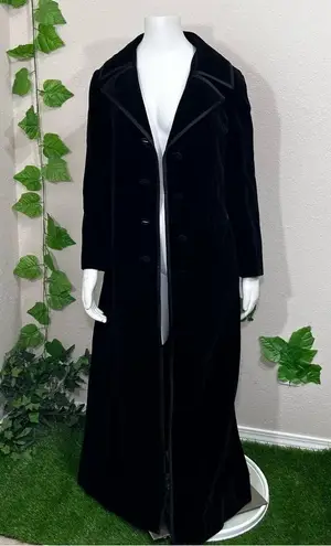 Vintage 1970’s velvet, plush, long, goth style coat Size L