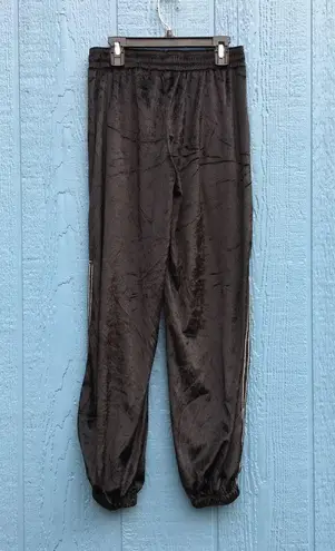 Boutique branded Velvet Jogger Pants with side split
Black Women’s Size Small
