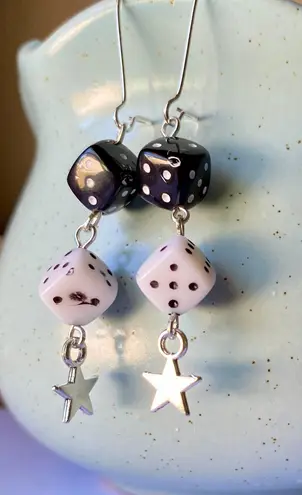Handmade y2k Kawaii black&white dice star dangle earrings 💚💚