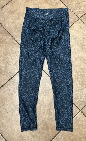 Zyia Stone Leopard Scrunchy Light n Tigt leggings NWOT