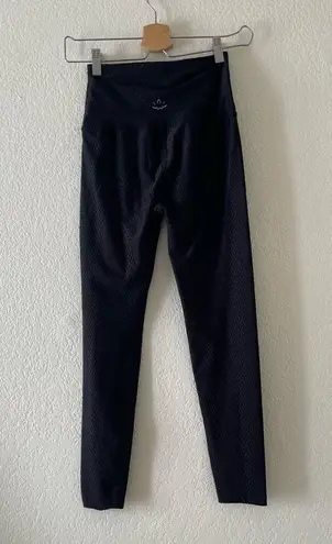 Beyond Yoga Caught in the Midi High Waist Leggings in Snake Jacquard